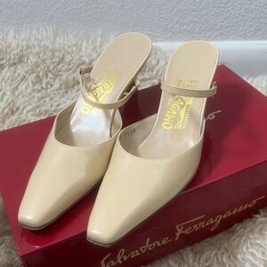 SALVATORE Ferragamo Kitten Heels Ivory Cream Patent Leather size 7.5